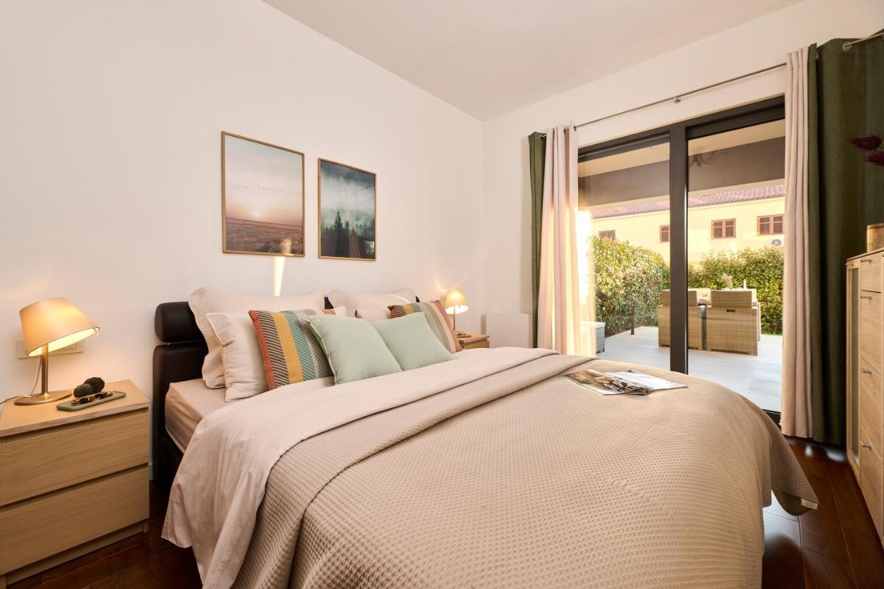 Brand New 1 Bedroom Apartment With Backyard Near The Beach! Porec Esterno foto